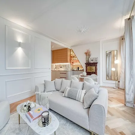 Elegance & Refinement A Stone's Throw From Louvre Apartment Paris