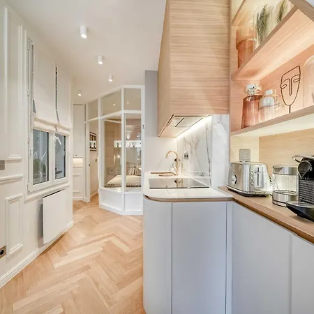 Elegance & Refinement A Stone's Throw From Louvre Paris