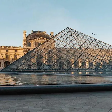 Elegance & Refinement A Stone's Throw From Louvre