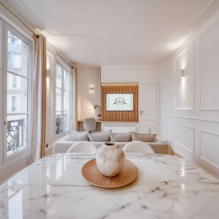 Elegance & Refinement A Stone's Throw From Louvre * Paris