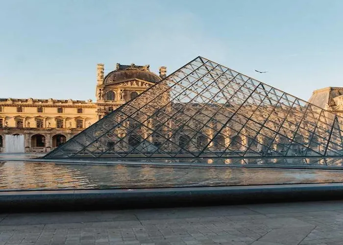 Elegance & Refinement A Stone's Throw From Louvre