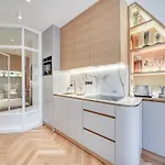 Elegance & Refinement A Stone's Throw From Louvre * Parijs